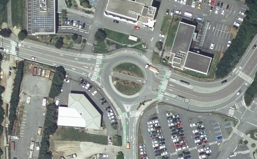 Vue aérienne du Rond-point anonyme n°23801438
