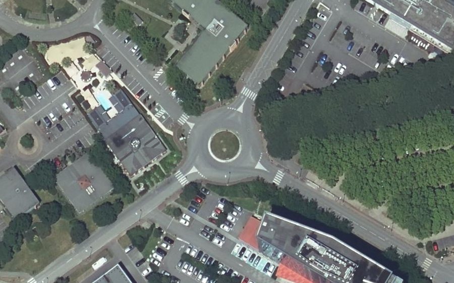 Vue aérienne du Rond-point anonyme n°23801496