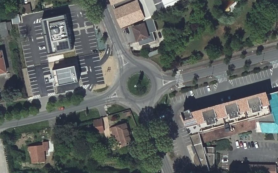Vue aérienne du Rond-point anonyme n°238032991