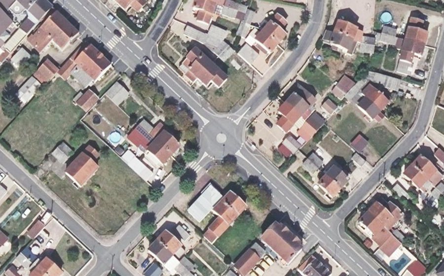 Vue aérienne du Rond-point anonyme n°238038469