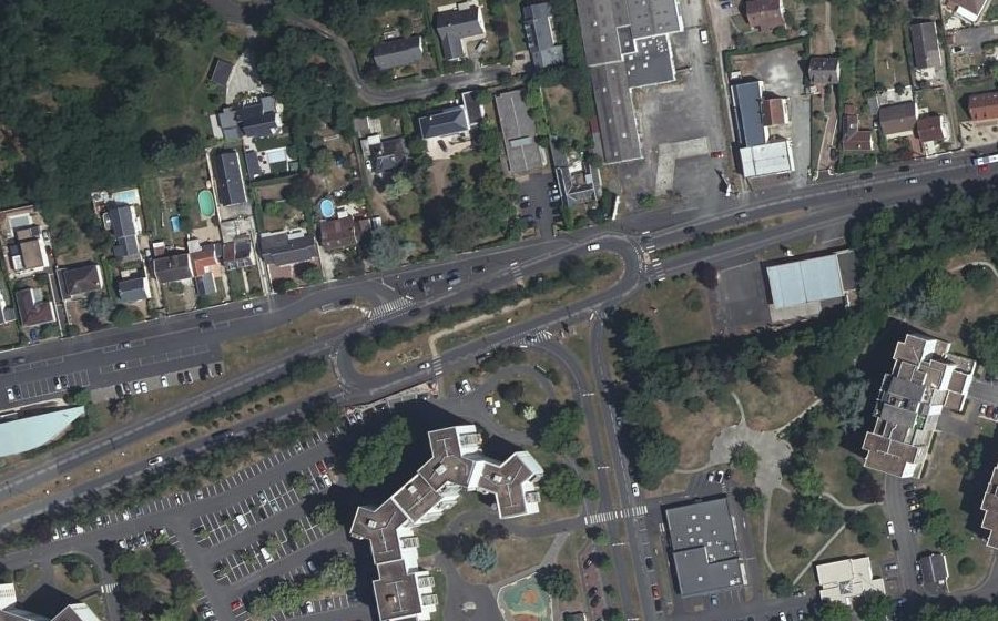 Vue aérienne du Rond-point anonyme n°238066873