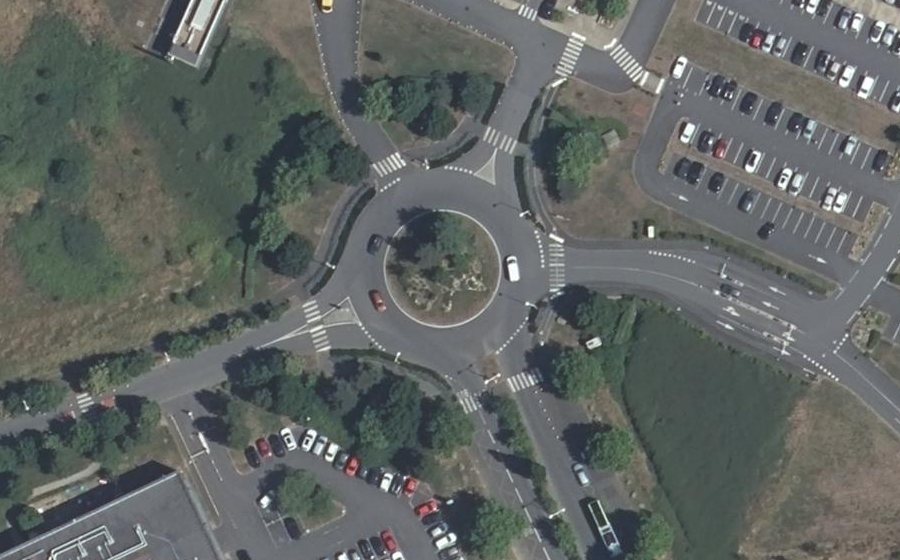 Vue aérienne du Rond-point anonyme n°238070745