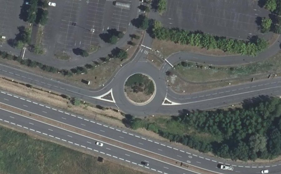Vue aérienne du Rond-point anonyme n°238070748