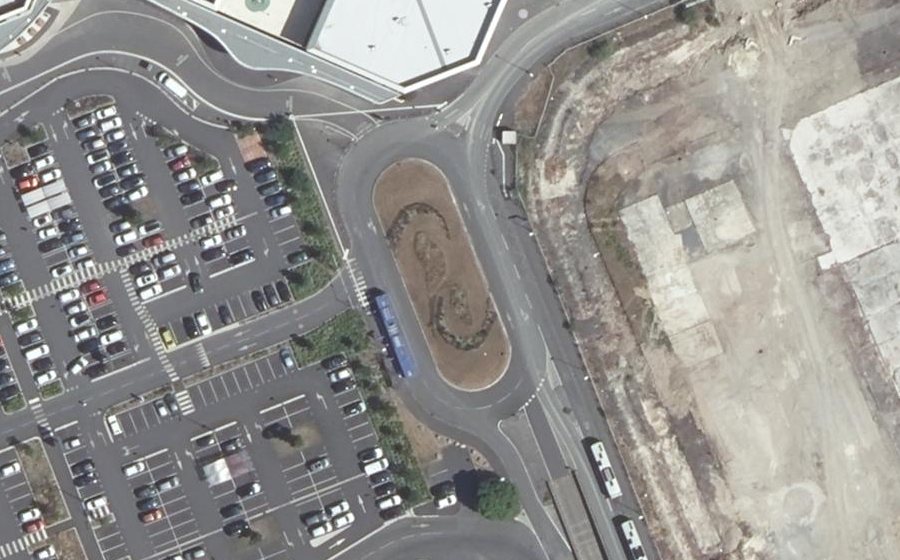 Vue aérienne du Rond-point anonyme n°238070754