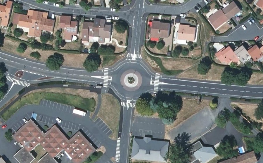 Vue aérienne du Rond-point anonyme n°238110393