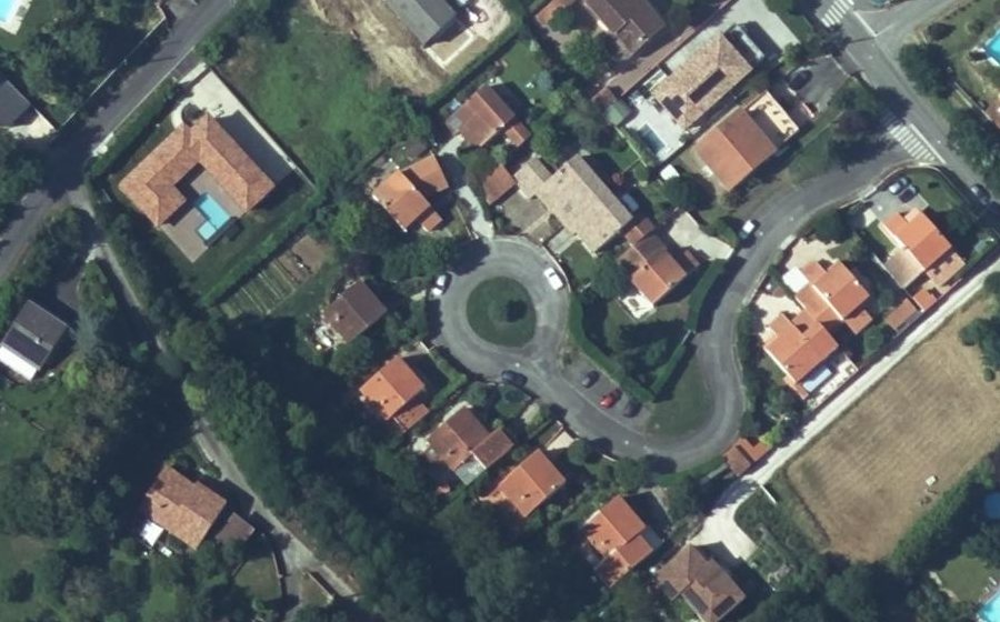 Vue aérienne du Rond-point anonyme n°23811614