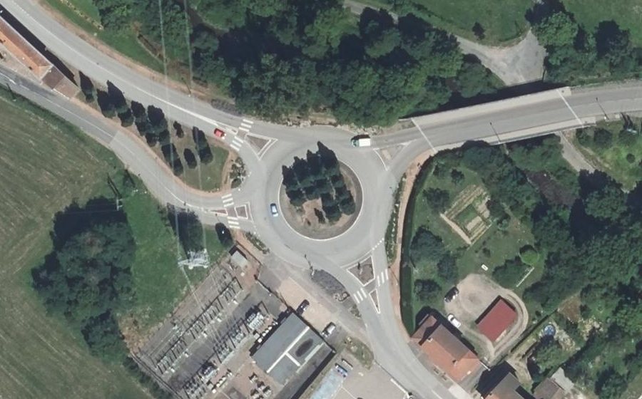 Vue aérienne du Rond-point anonyme n°23815516