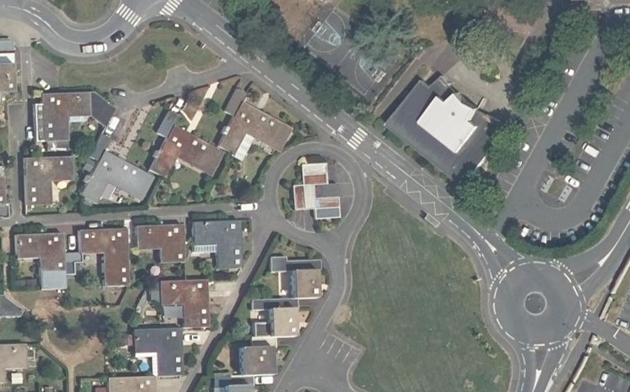 Vue aérienne du Rond-point anonyme n°238162922