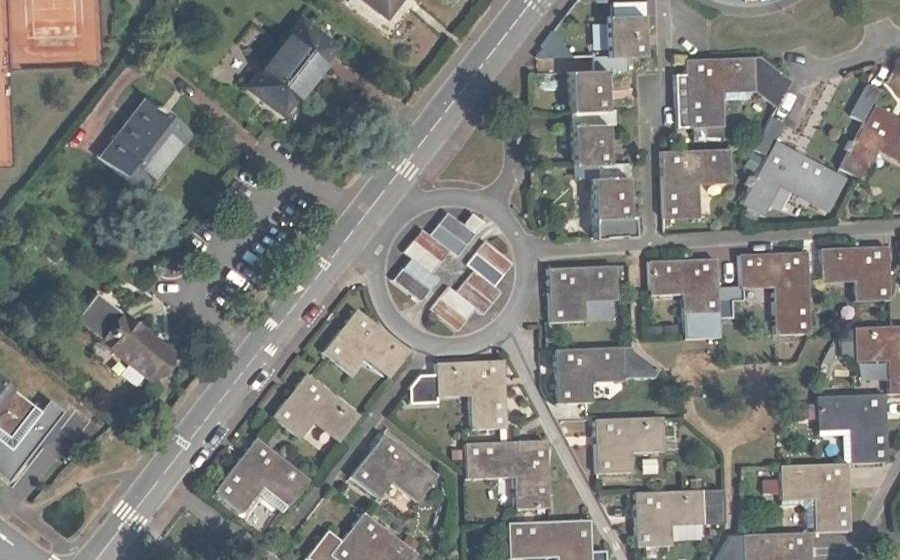 Vue aérienne du Rond-point anonyme n°238162923