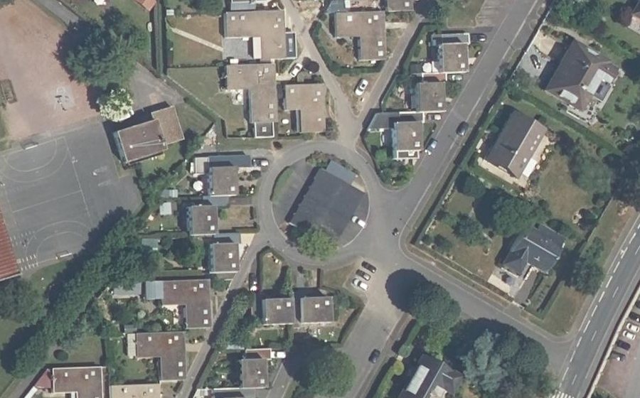 Vue aérienne du Rond-point anonyme n°238162925