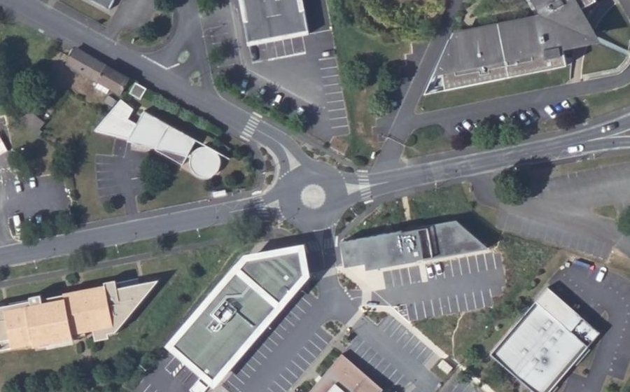 Vue aérienne du Rond-point anonyme n°238202323