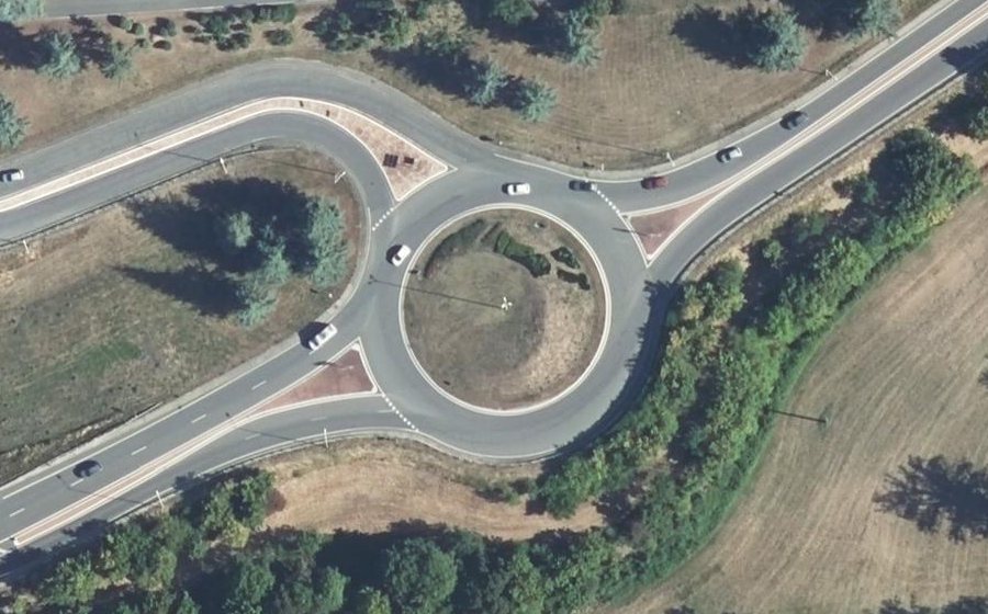 Vue aérienne du Rond-point anonyme n°23820398