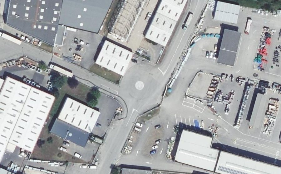 Vue aérienne du Rond-point anonyme n°238216124