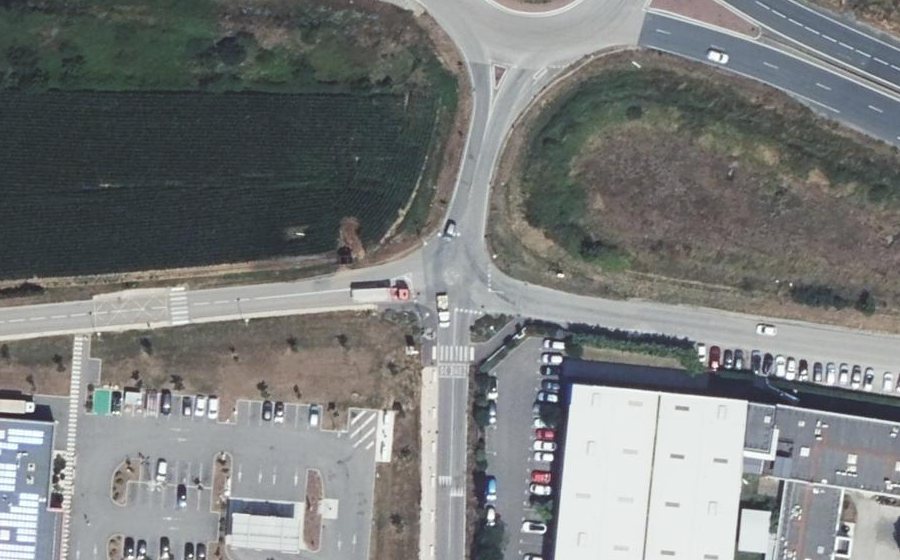 Vue aérienne du Rond-point anonyme n°238226151