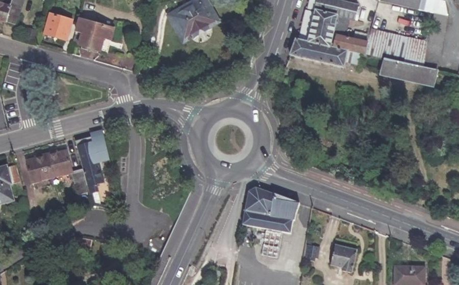 Vue aérienne du Rond-point anonyme n°238262144
