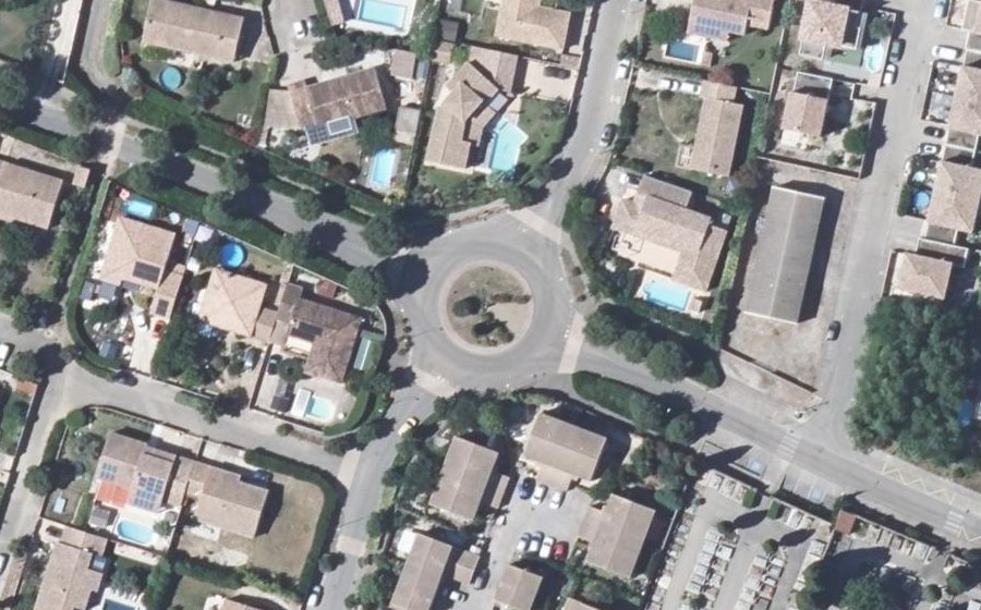 Vue aérienne du Rond-point anonyme n°238292416