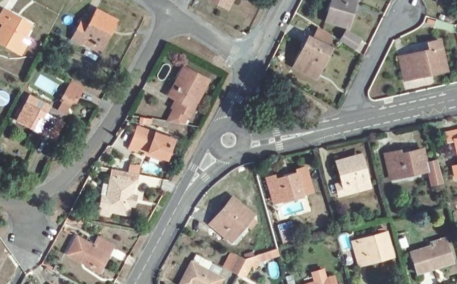 Vue aérienne du Rond-point anonyme n°238296296