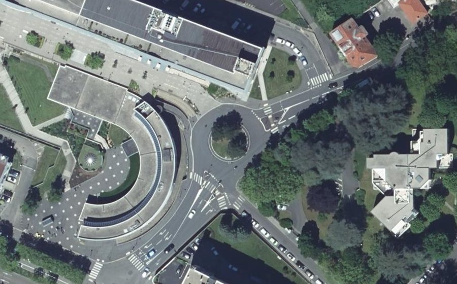 Vue aérienne du Rond-point anonyme n°238298582