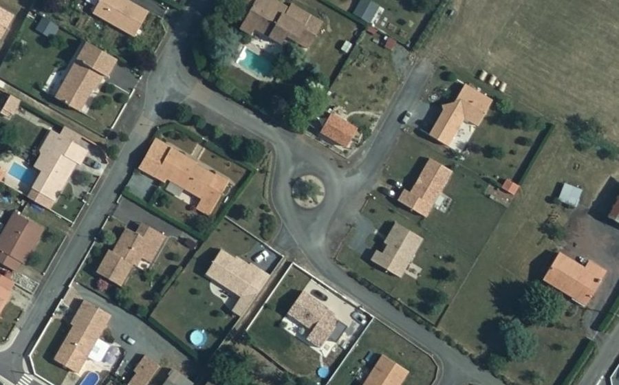 Vue aérienne du Rond-point anonyme n°238299197
