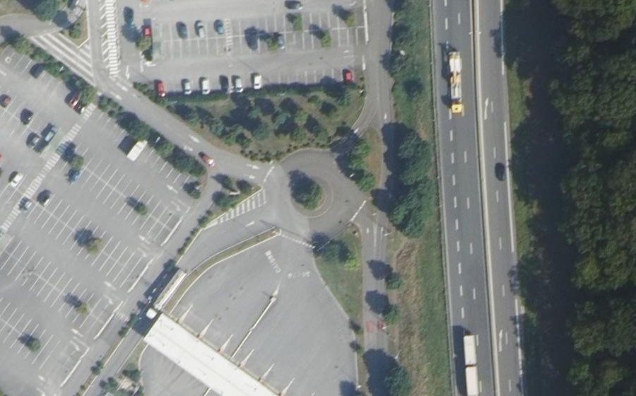Vue aérienne du Rond-point anonyme n°23840886