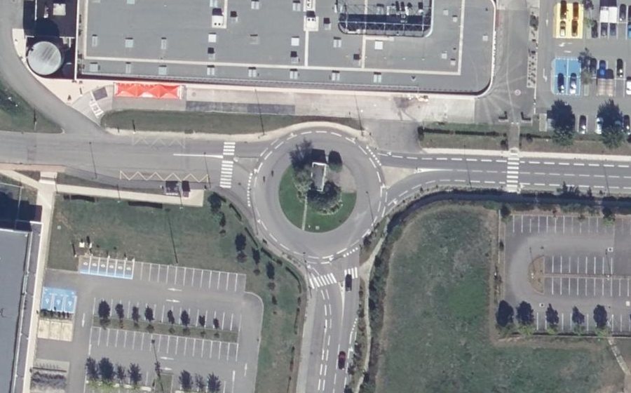 Vue aérienne du Rond-point anonyme n°23841073