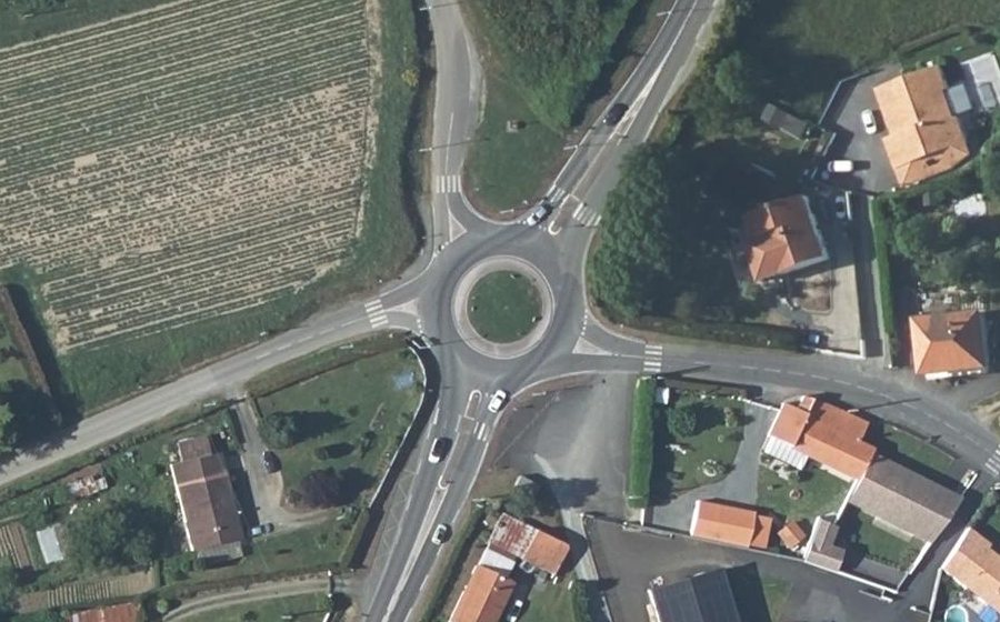 Vue aérienne du Rond-point anonyme n°23841629