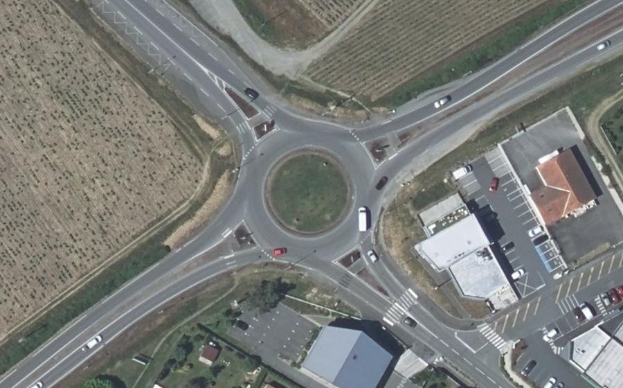 Vue aérienne du Rond-point anonyme n°23841632