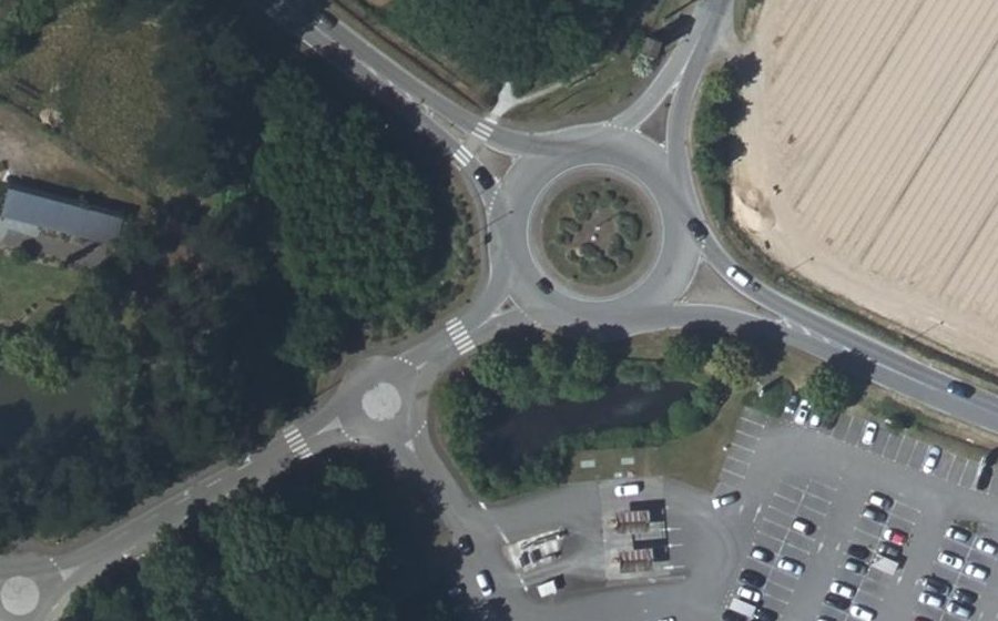 Vue aérienne du Rond-point anonyme n°23841633