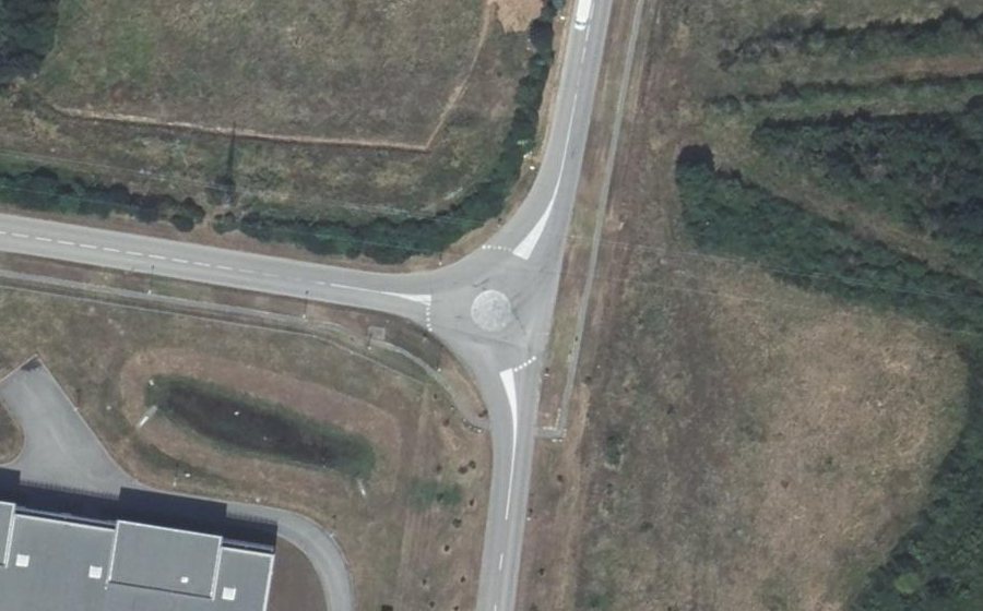 Vue aérienne du Rond-point anonyme n°238478374