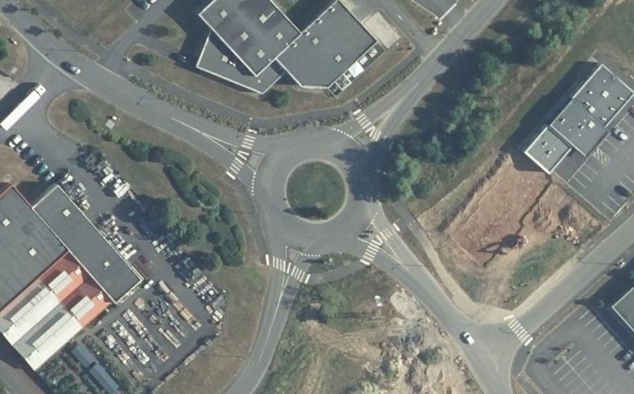 Vue aérienne du Rond-point anonyme n°238483415