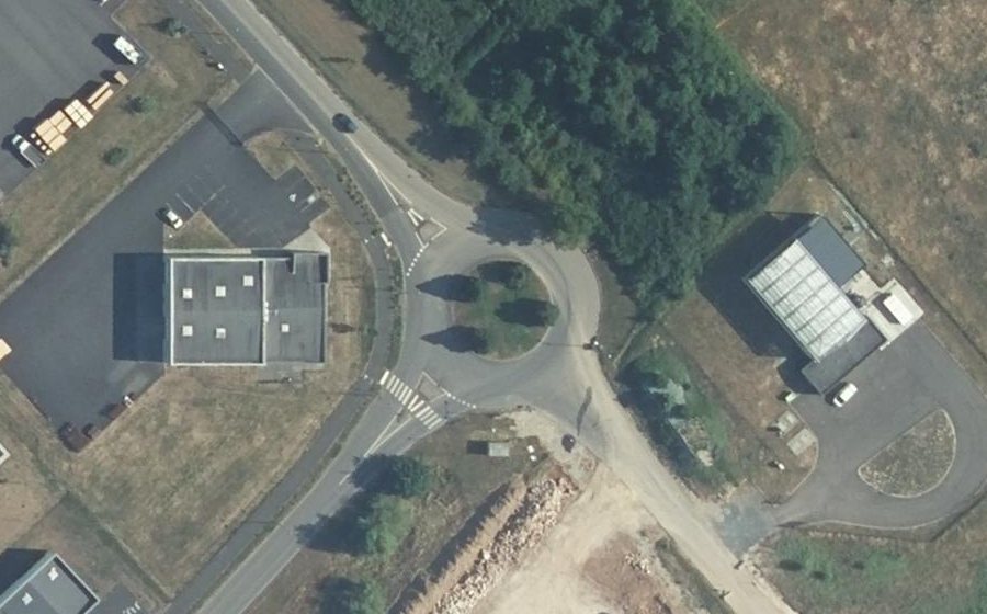 Vue aérienne du Rond-point anonyme n°238483418