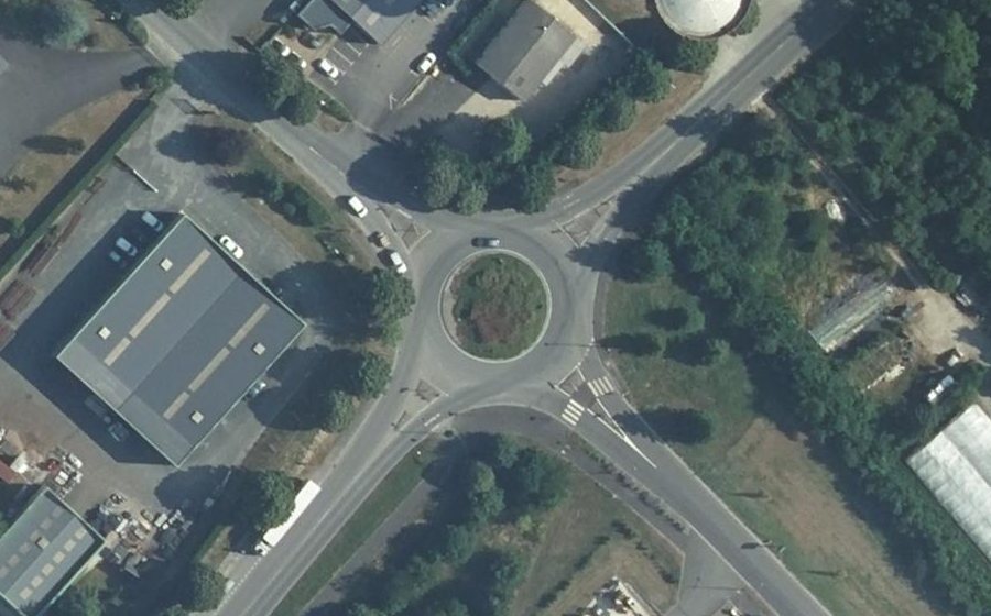 Vue aérienne du Rond-point anonyme n°238491842