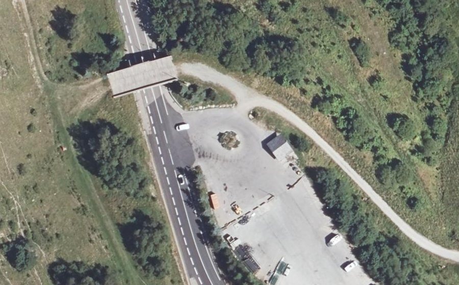 Vue aérienne du Rond-point anonyme n°238494504