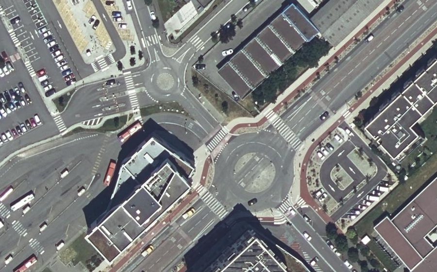 Vue aérienne du Rond-point anonyme n°238586854