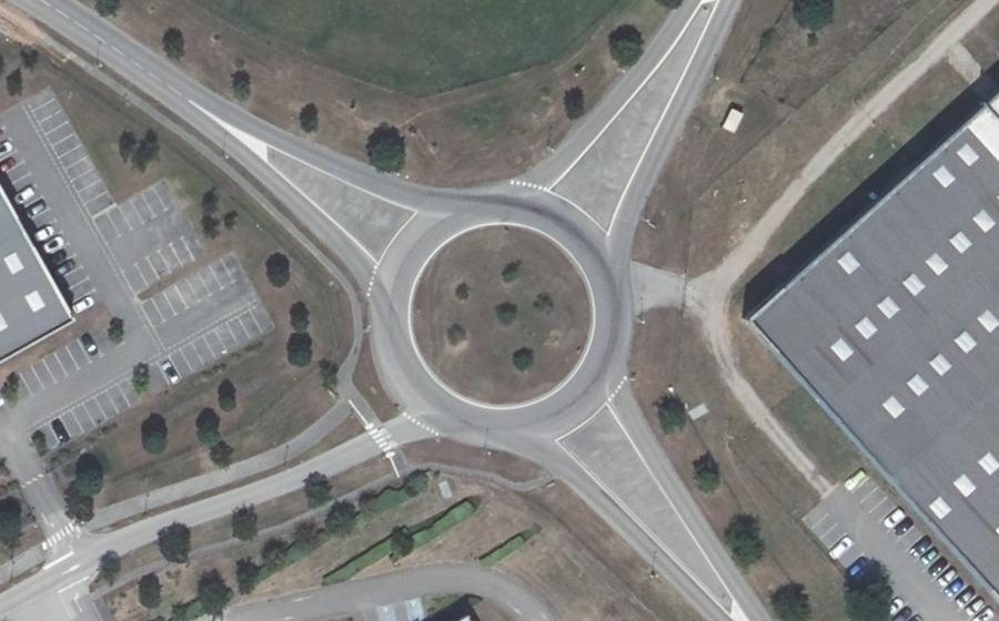 Vue aérienne du Rond-point anonyme n°238610324