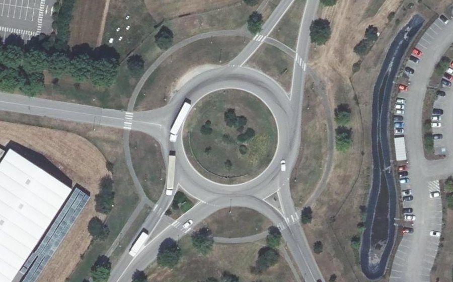 Vue aérienne du Rond-point anonyme n°238610328