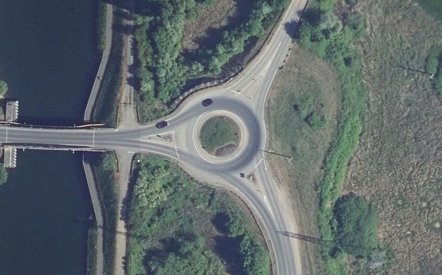 Vue aérienne du Rond-point anonyme n°238651142