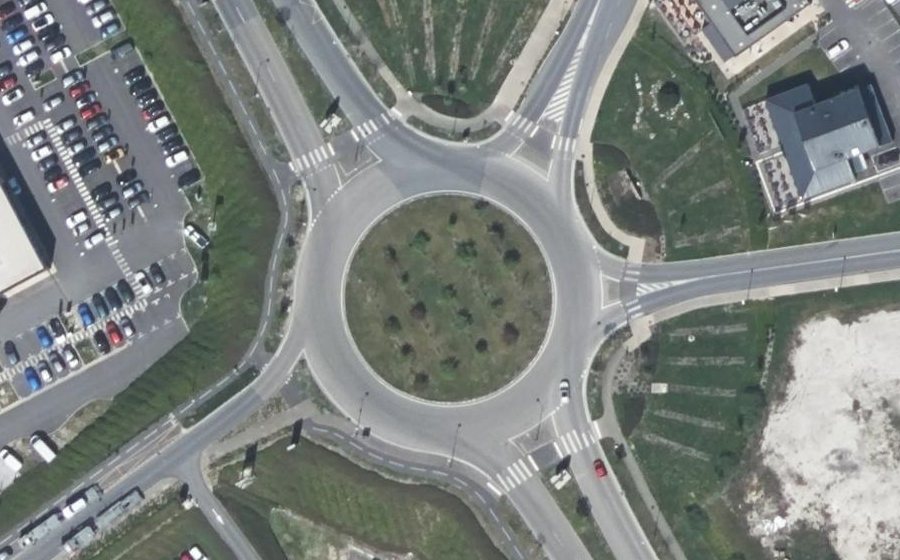 Vue aérienne du Rond-point anonyme n°238651411