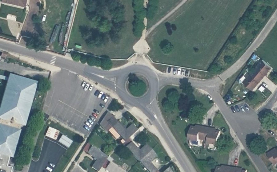 Vue aérienne du Rond-point anonyme n°238656059