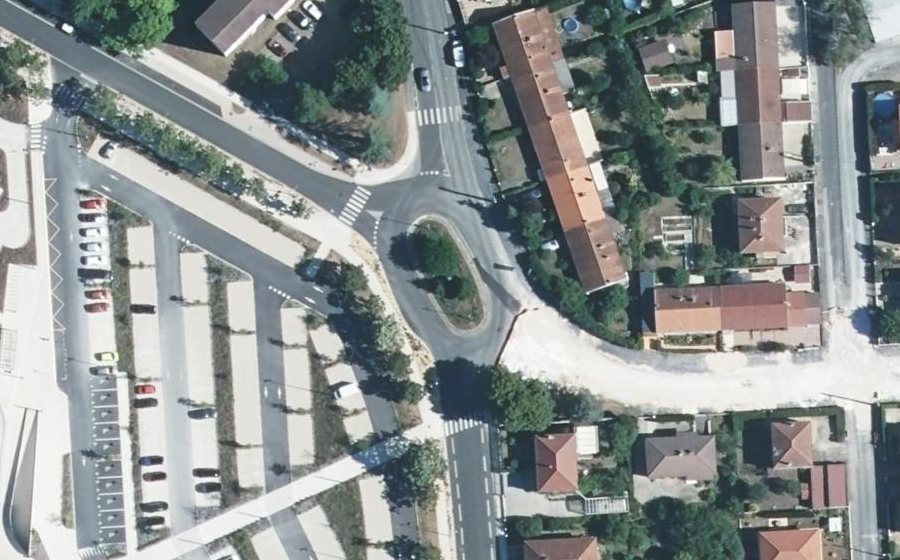 Vue aérienne du Rond-point anonyme n°238698796