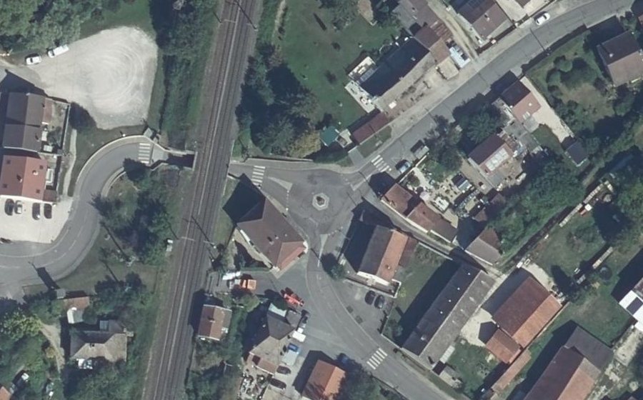 Vue aérienne du Rond-point anonyme n°238711767