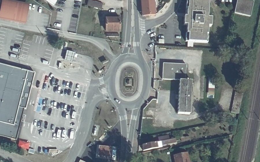 Vue aérienne du Rond-point anonyme n°238711847
