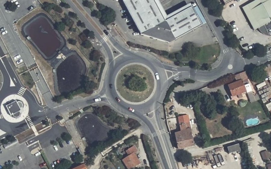 Vue aérienne du Rond-point anonyme n°23874314