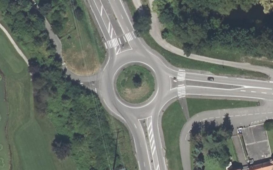 Vue aérienne du Rond-point anonyme n°23875236