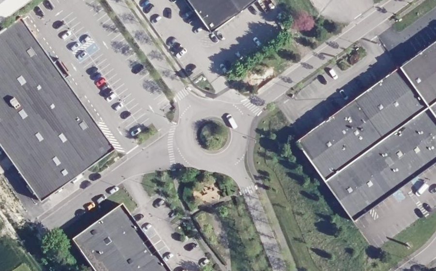 Vue aérienne du Rond-point anonyme n°238756125