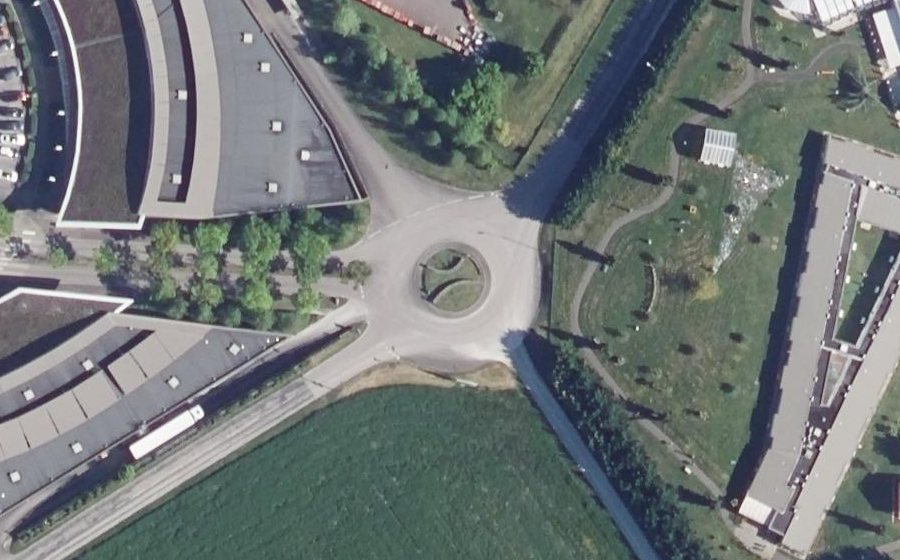 Vue aérienne du Rond-point anonyme n°238756126