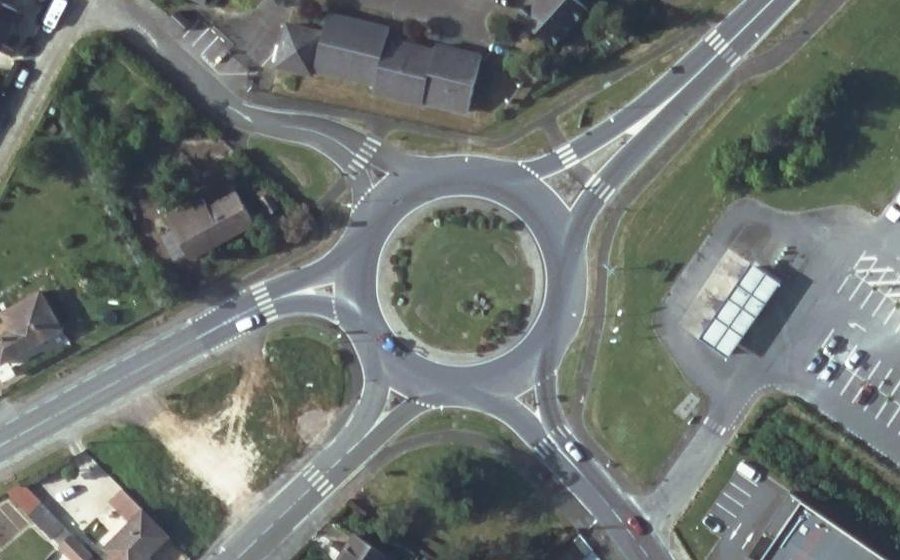 Vue aérienne du Rond-point anonyme n°23875818