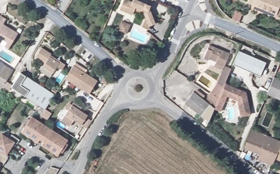 Vue aérienne du Rond-point anonyme n°238792955