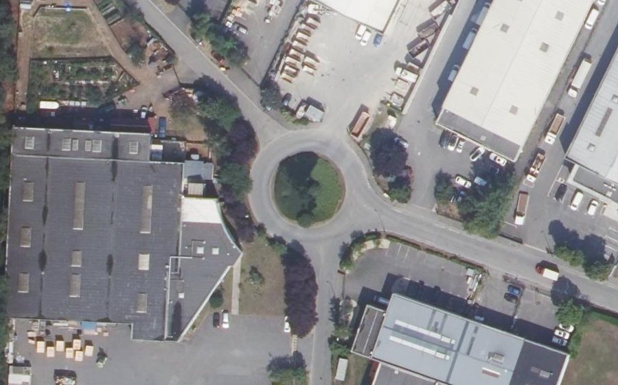 Vue aérienne du Rond-point anonyme n°238795094