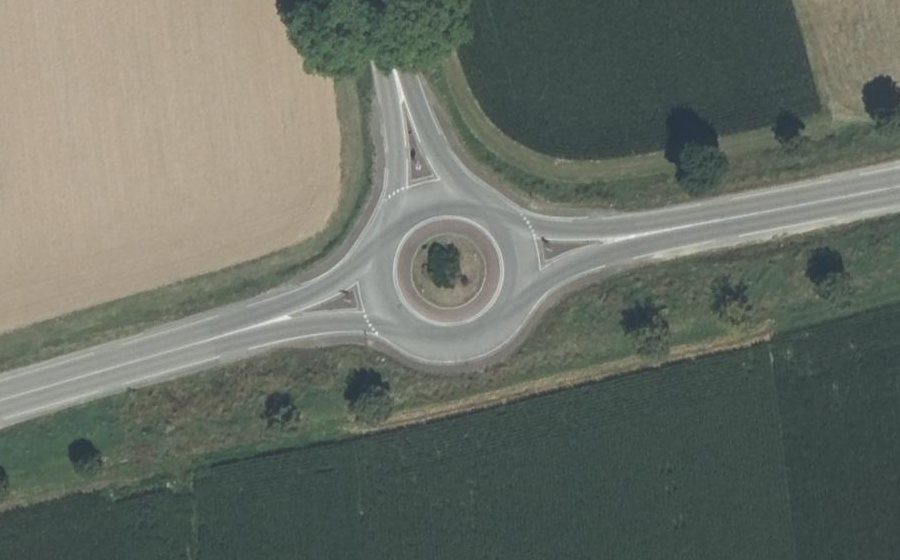 Vue aérienne du Rond-point anonyme n°23881701